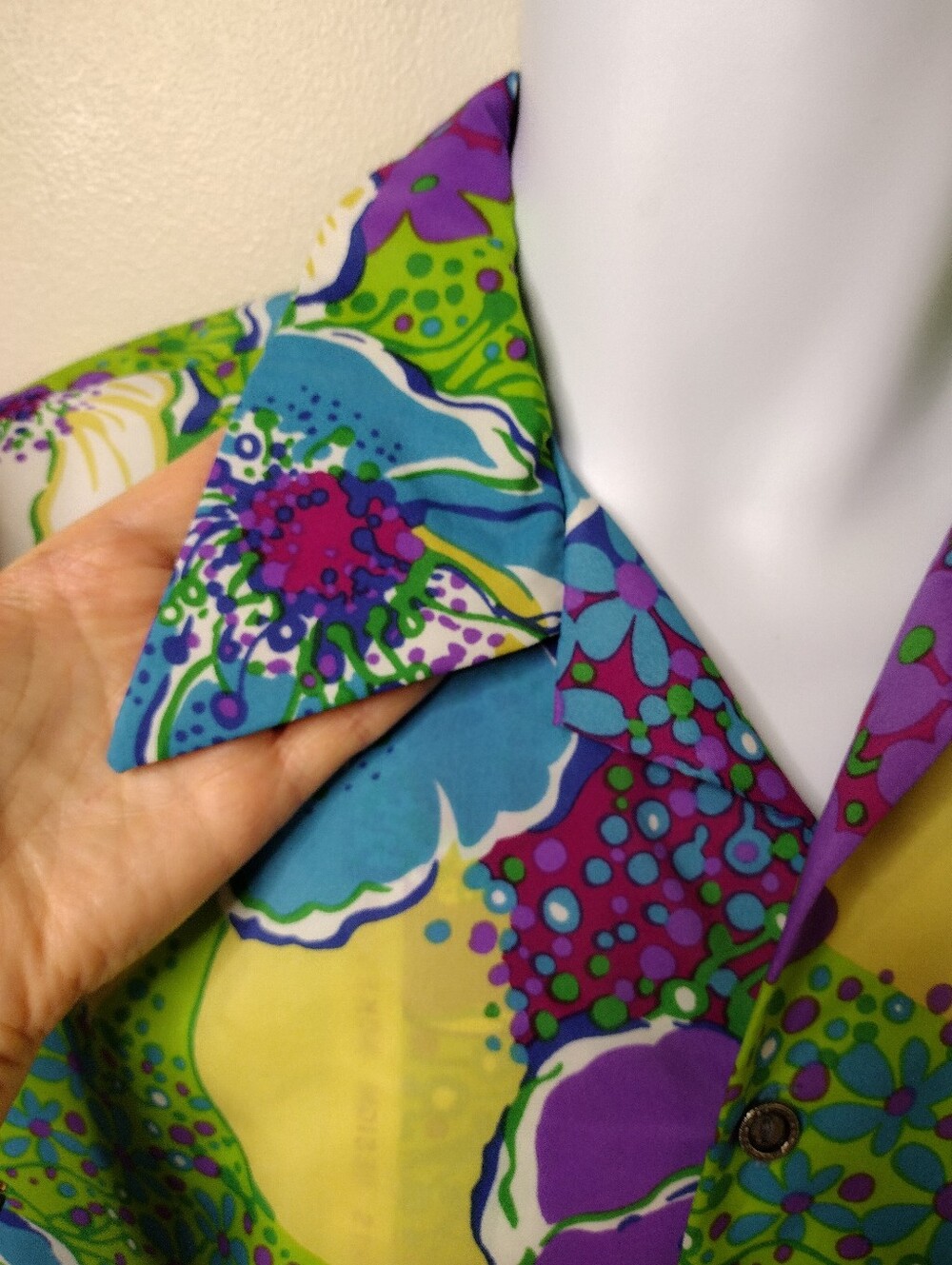 Vintage 1960-70's Paradise Hawaii Vibrant Mod/Hippie Floral Hawaiian Shirt - Picture 3 of 7